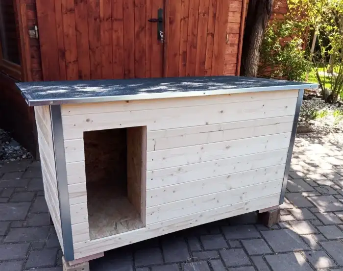 Psí bouda s přepážkou a střešní krytinou