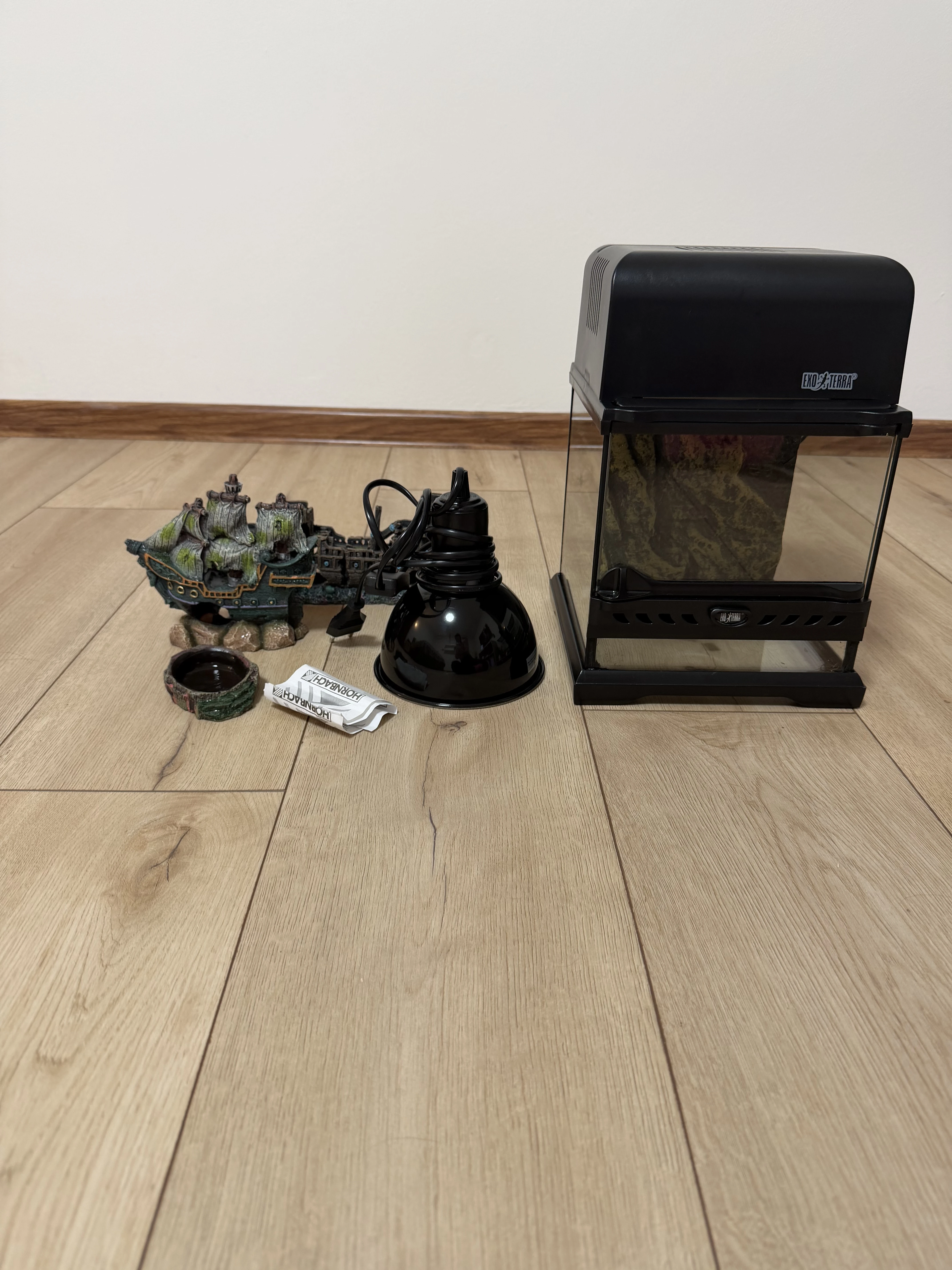 Terarium Exo terra, osvetleni, dekorace