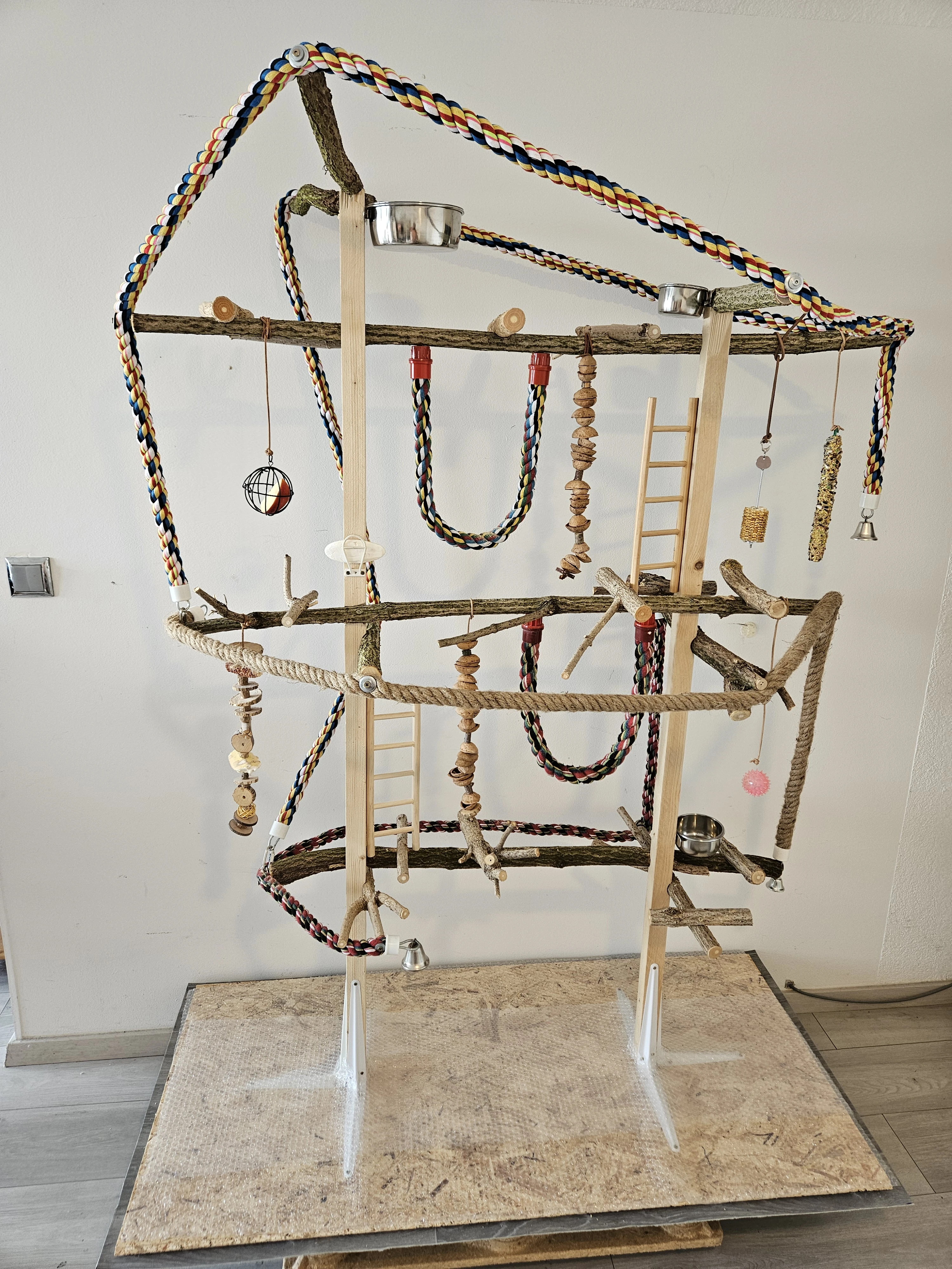 Ptačí strom pro papoušky