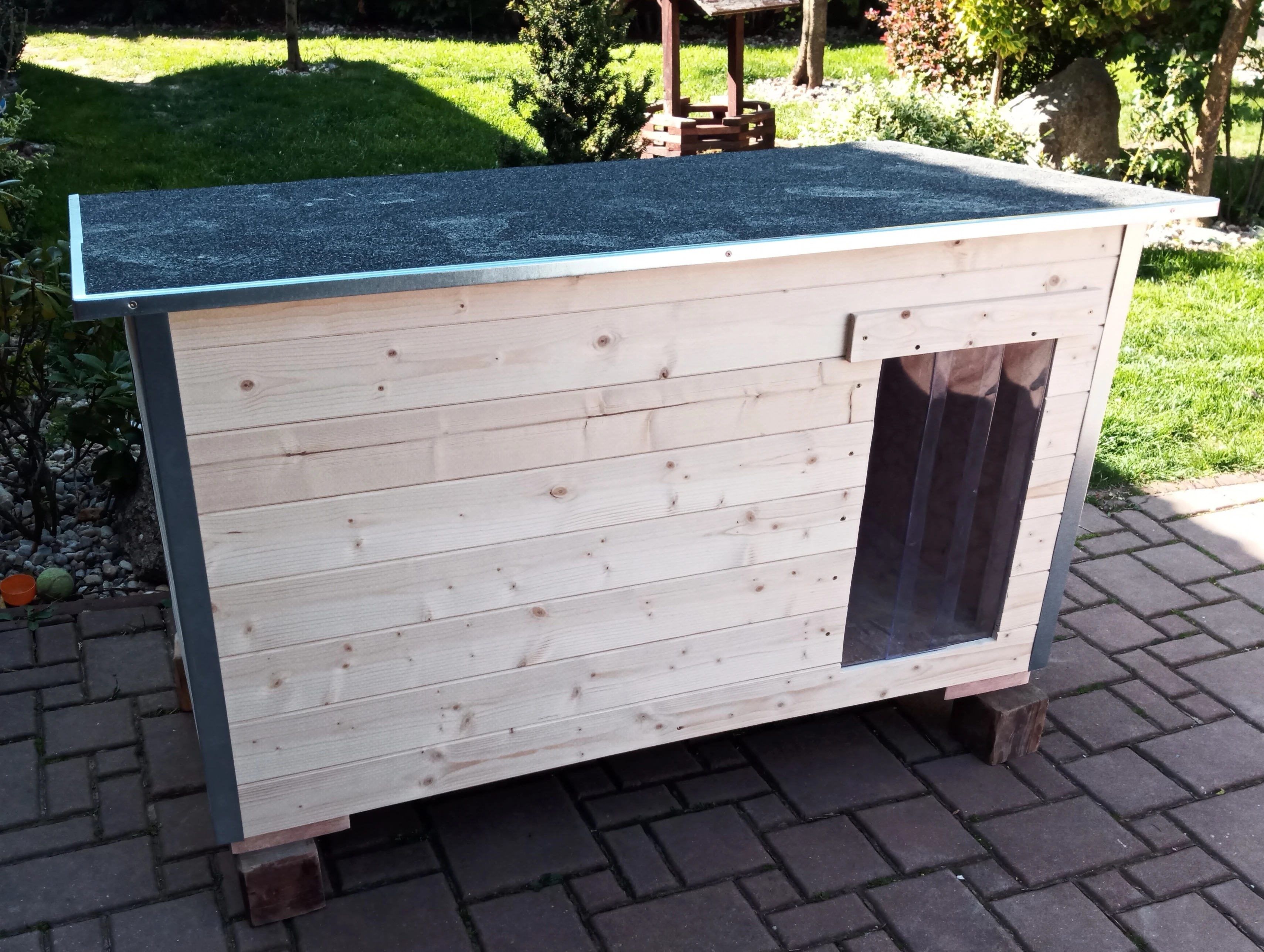 Zateplená psí bouda s krytinou, Sundávací zástěna, 4 cm izolace