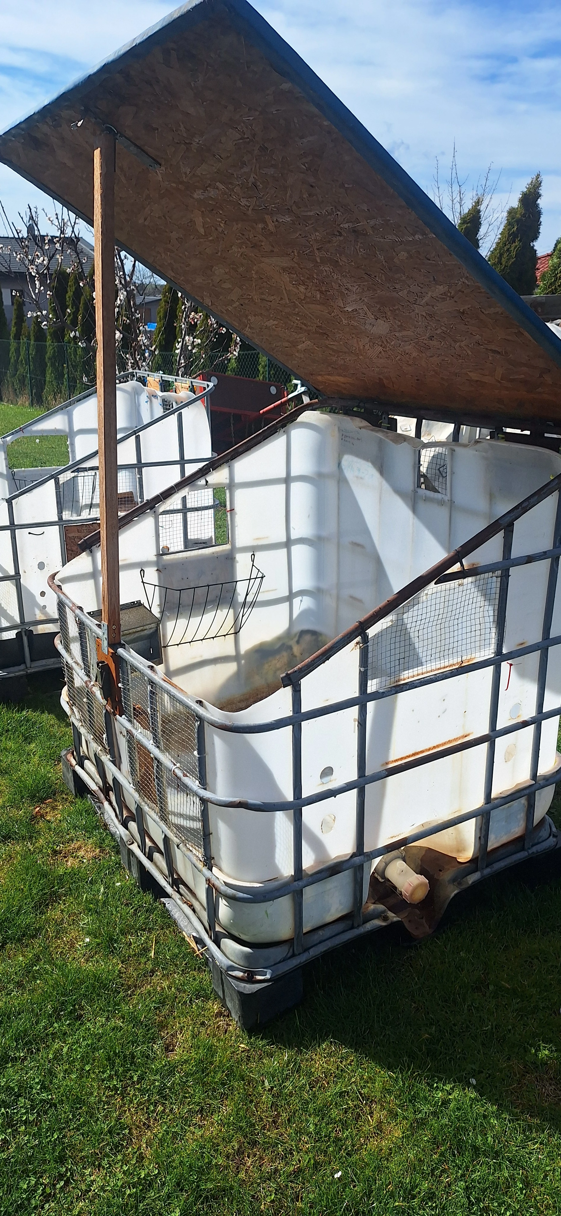 Kralikarna z kontejneru