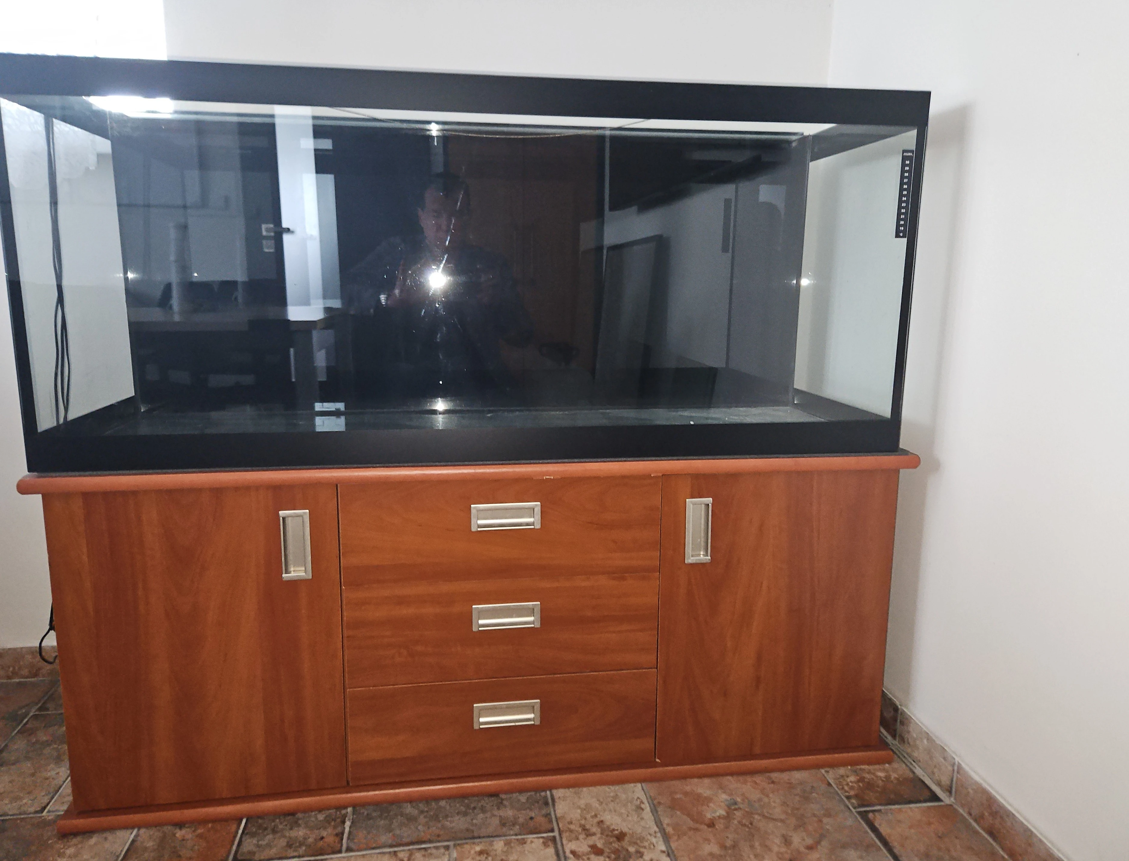 Akvárium 130x50x40cm-260 litrú se skříňkou-jako nové