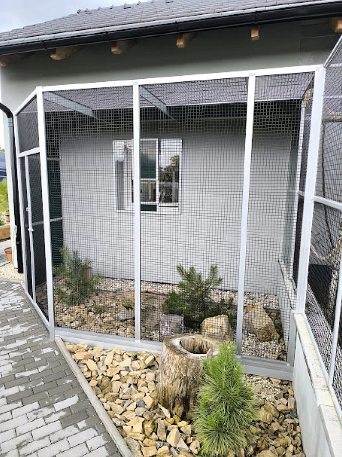 Zakázková výroba klecí, voliér, záletu s PUR panelů, výletových oken.