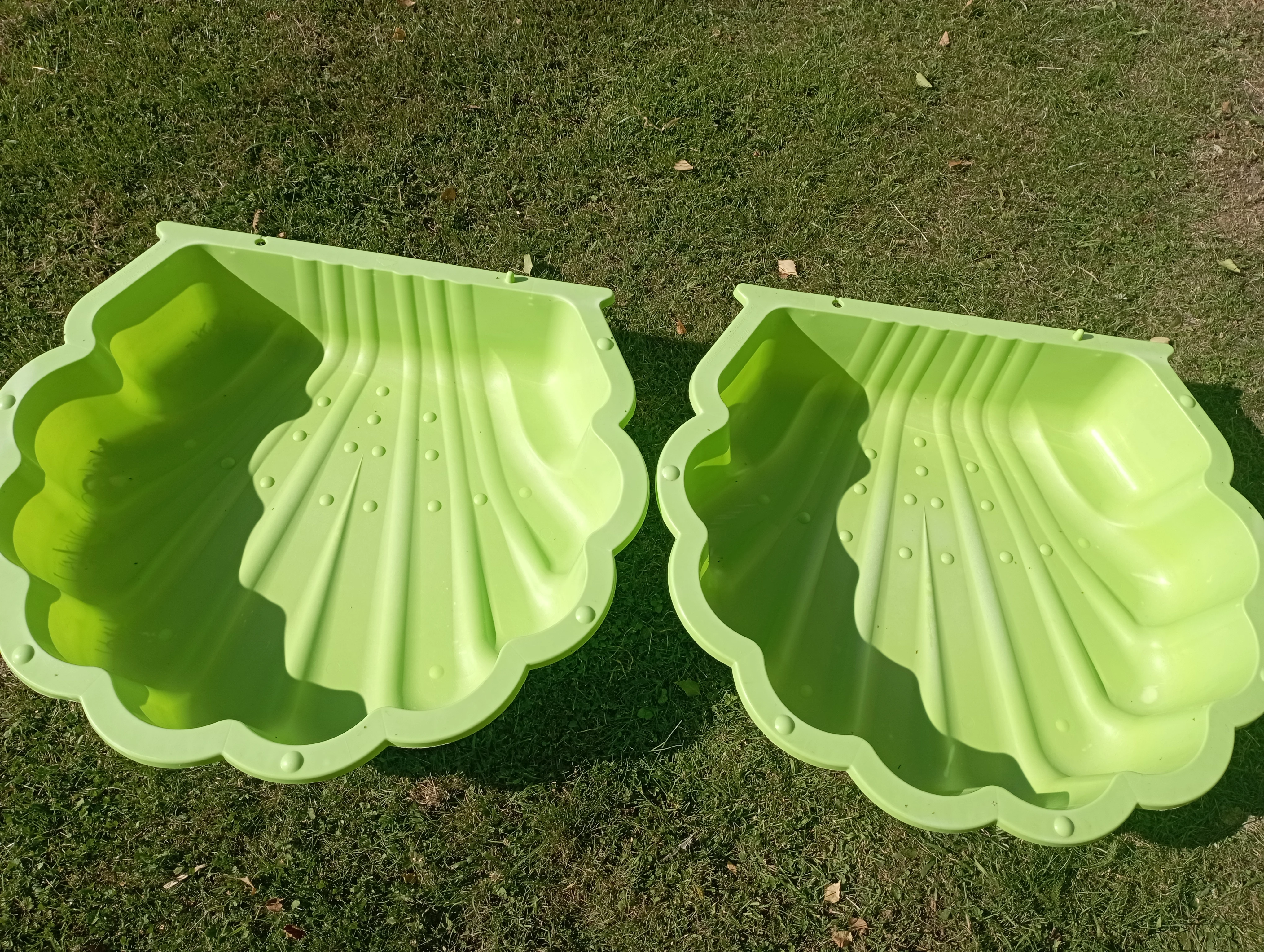 Prodám dva bazébky pro drůbež, infralampu, násadová vajíčka