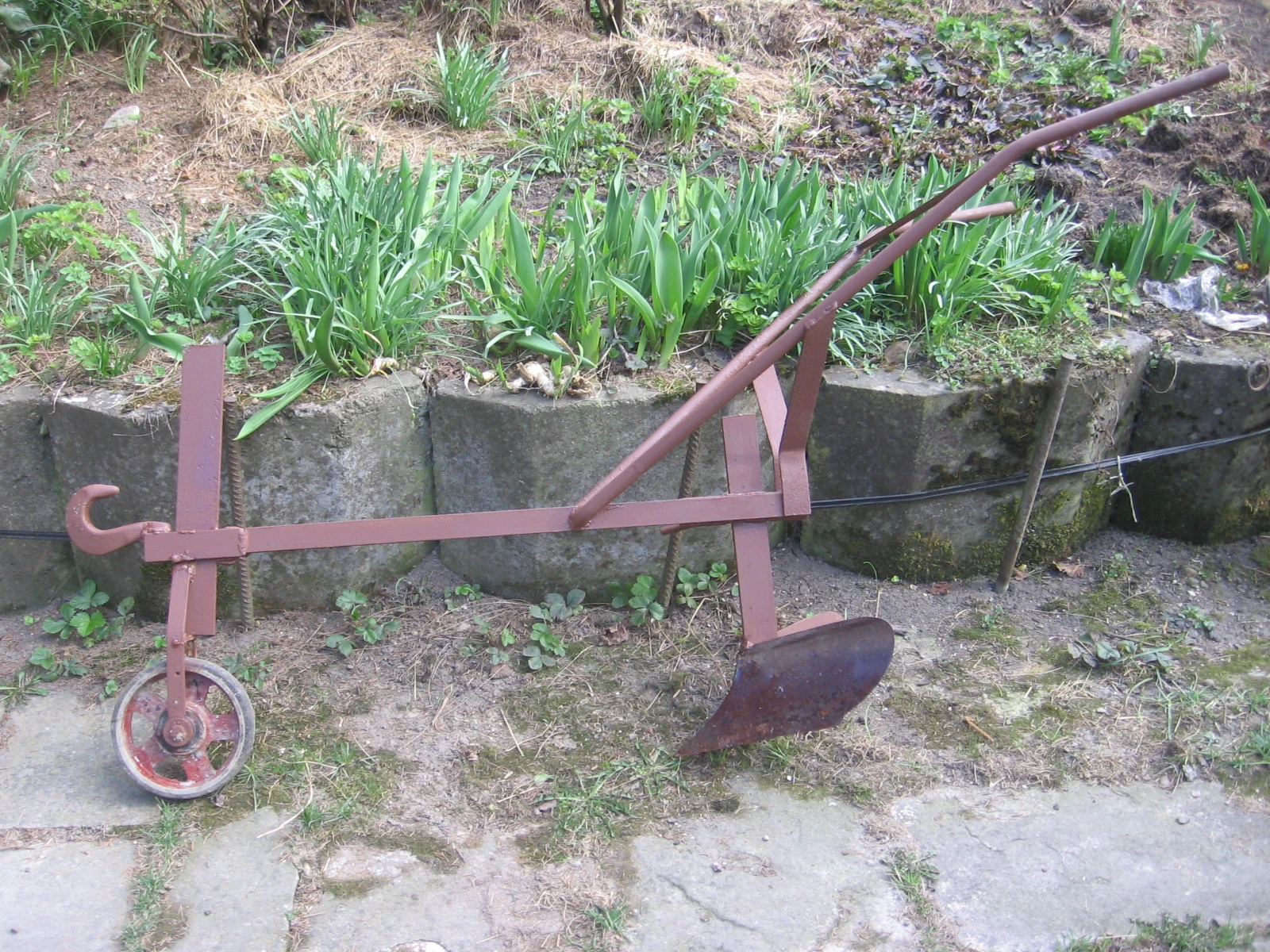 Brána, hrobkovač, závěs, rám na brány,staré sekery značené,pila do stroje