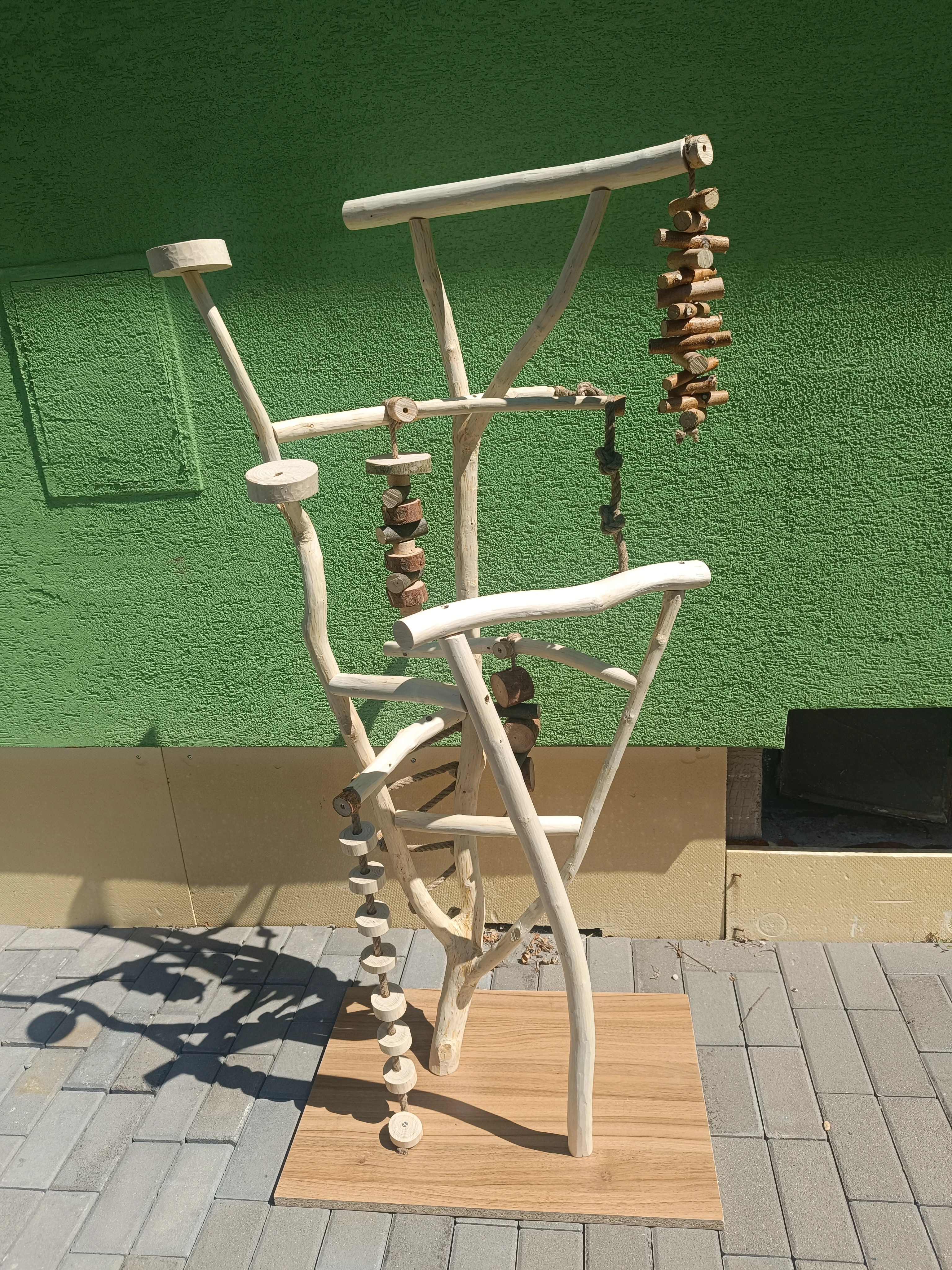 Přírodní stromek pro papoušky