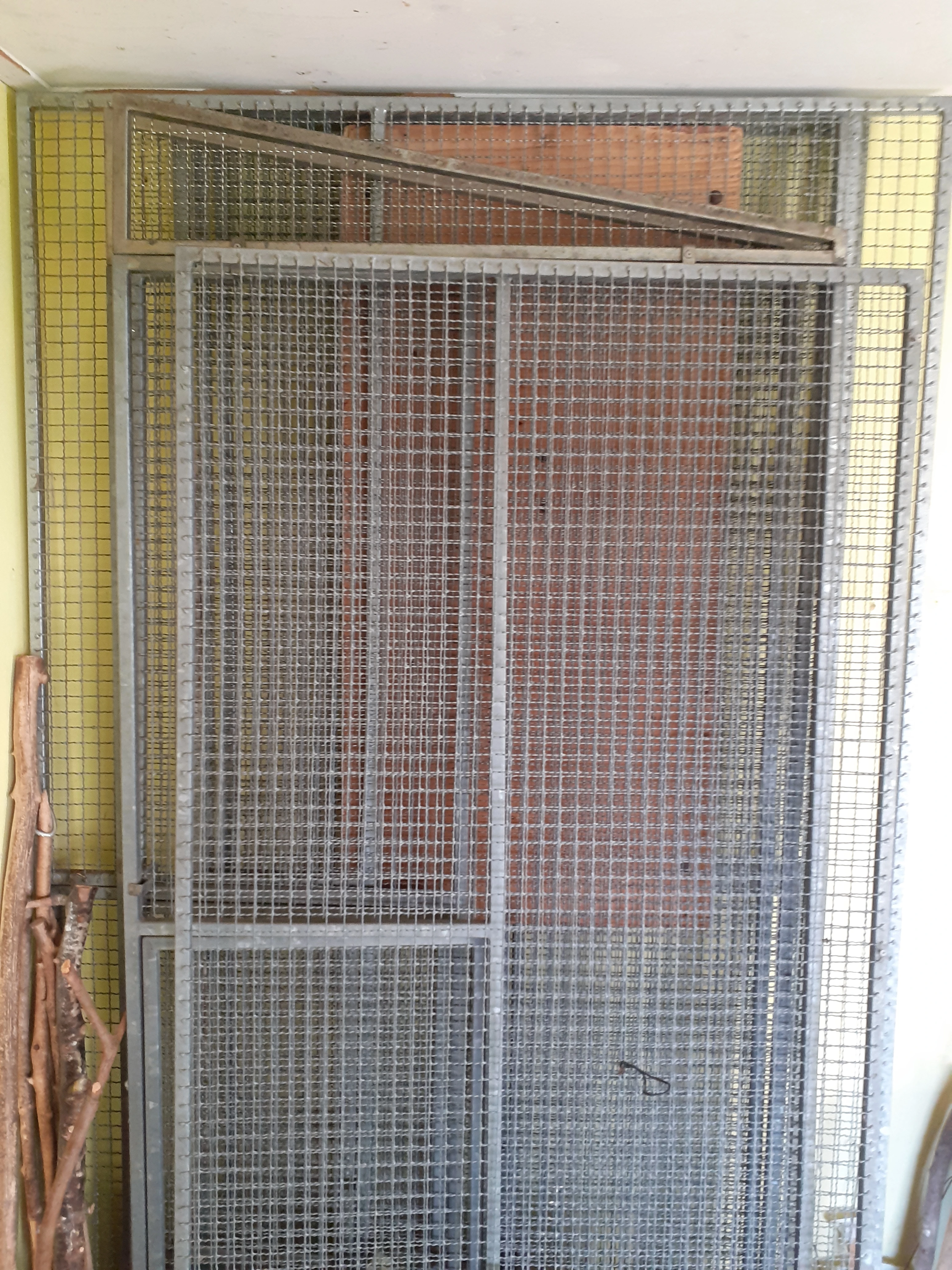 Prodám 8 kusů stěn na voliéry z pevného pletiva a dvě menší klece