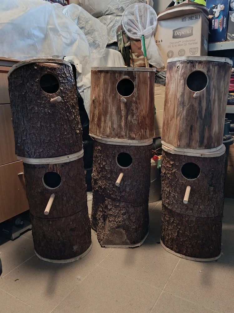 Prodám hnízdní kmenové budky pro střední a malé papoušky