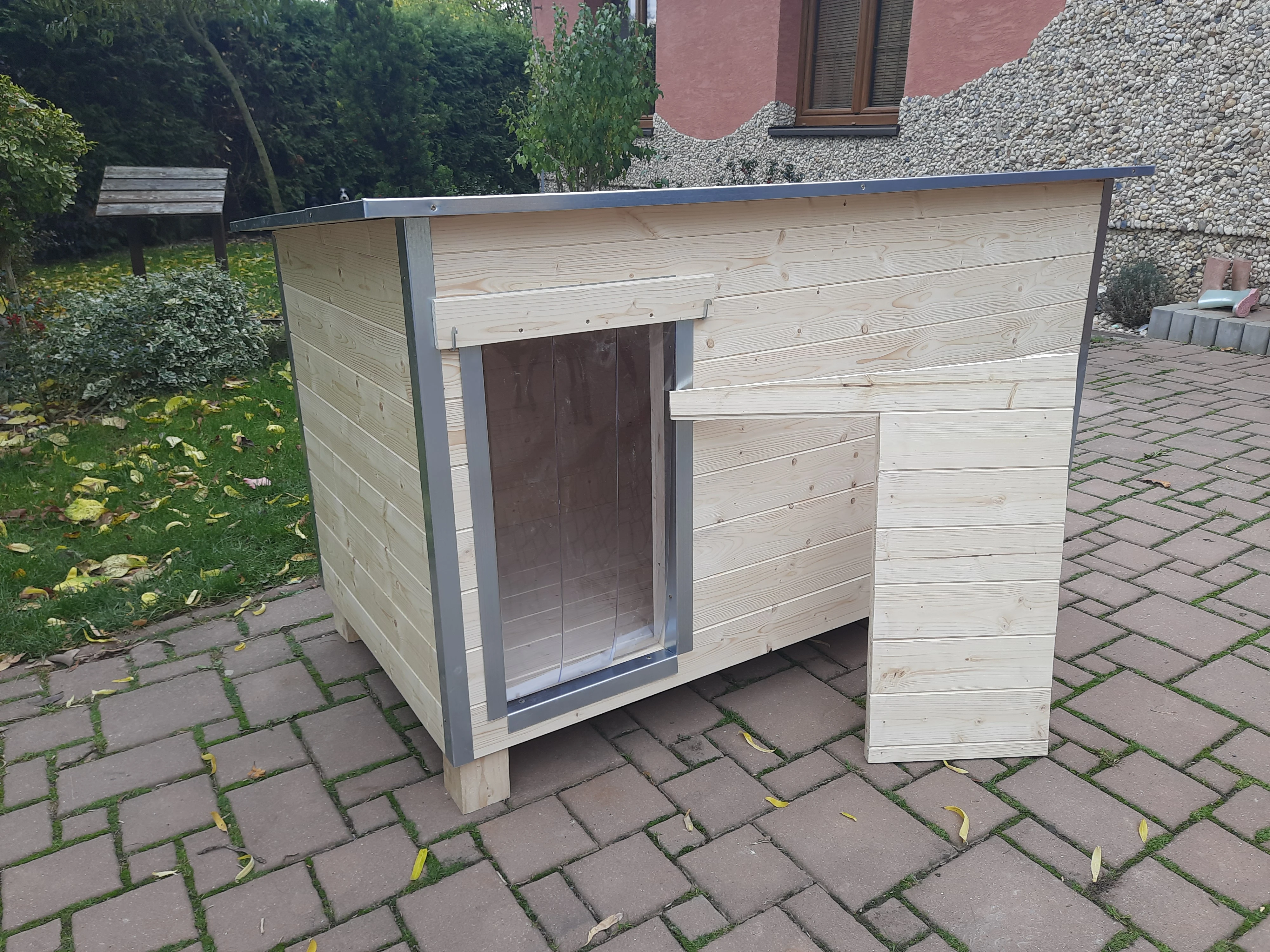 Psí bouda, celá z palubek (žádné OSB), Zástěnapřepážka, Kompletně oplechovaná