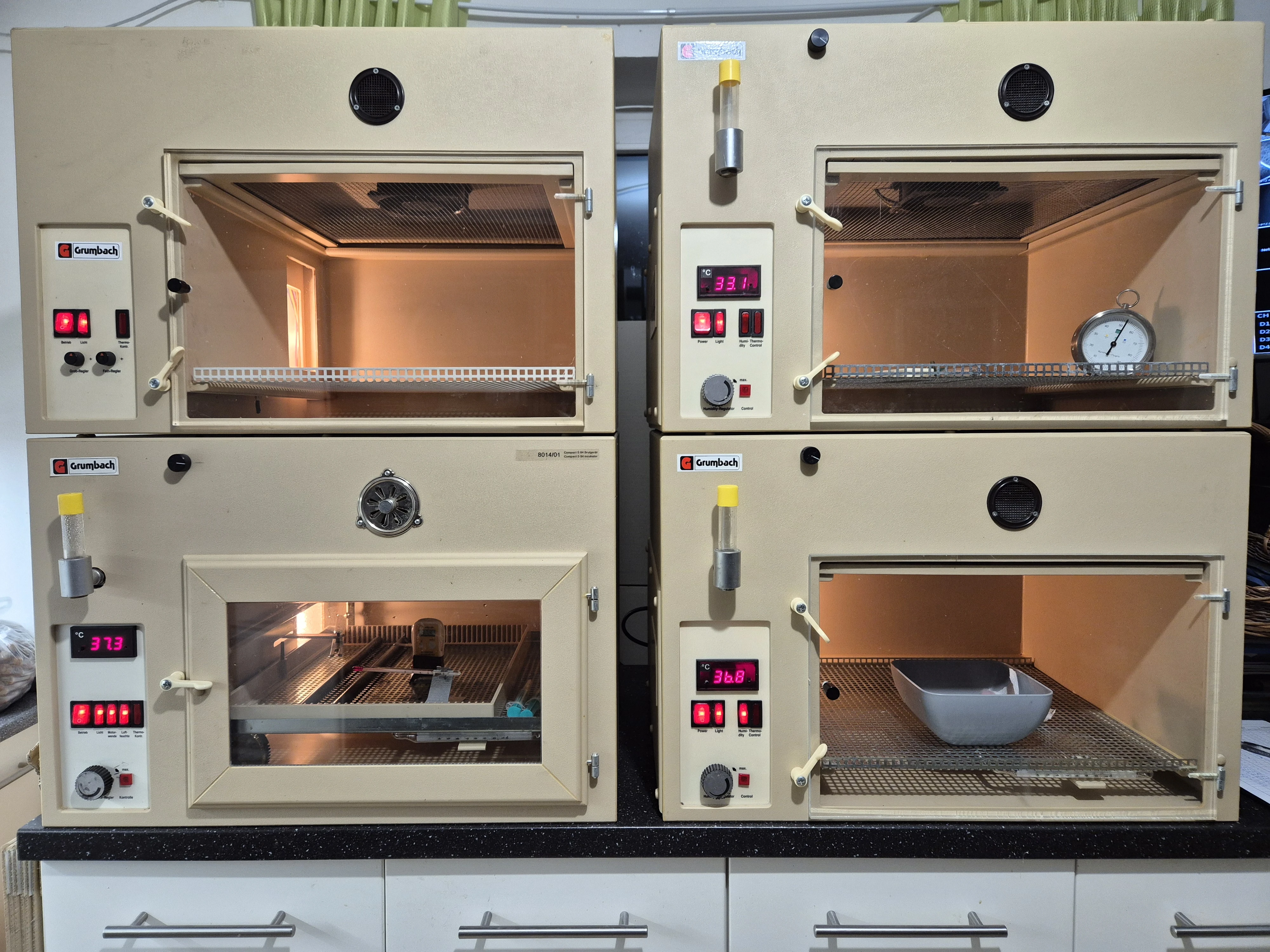4 x GRUMBACH sestava 1 líheň a 3 inkubátory