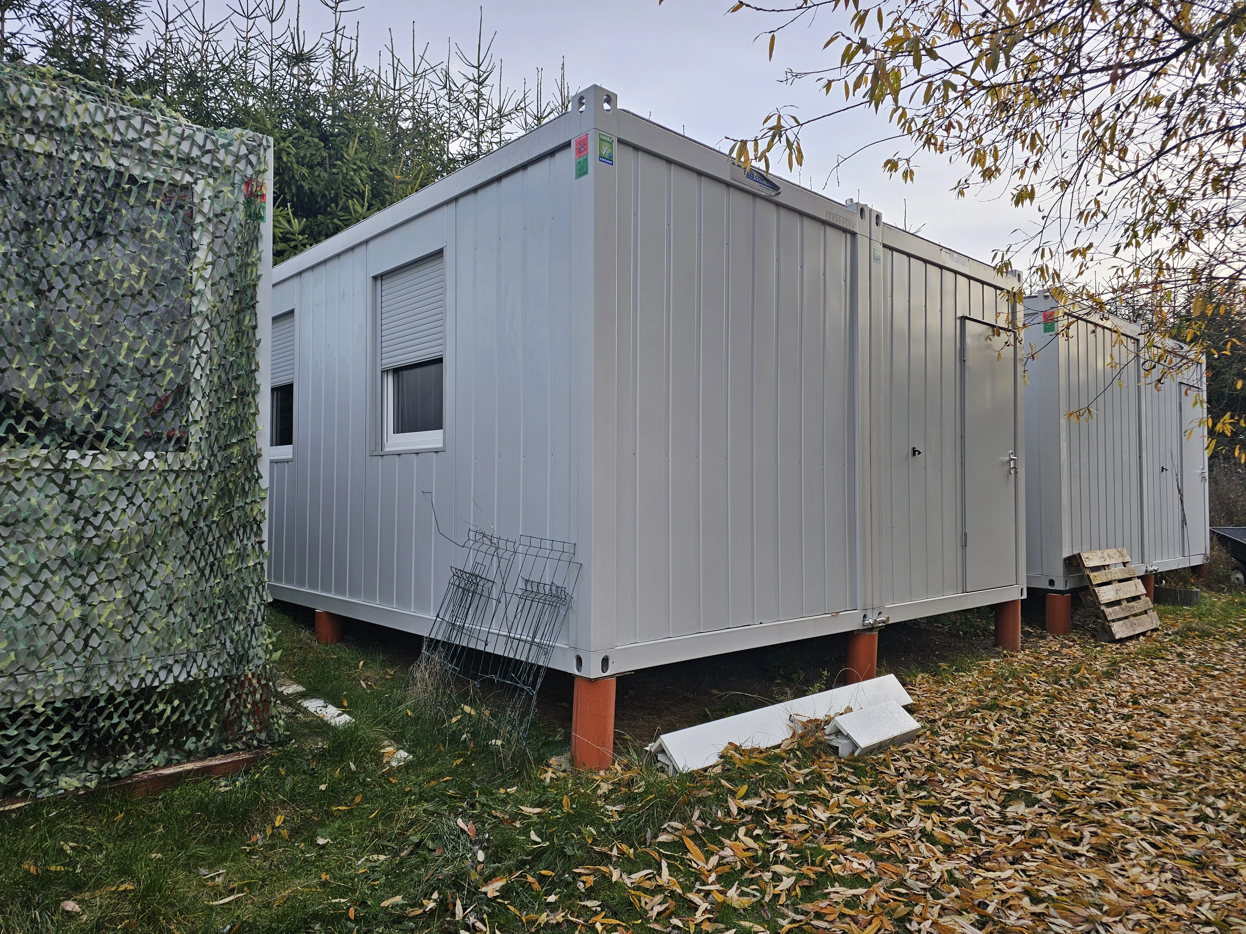 Amazoňan modročelý, Ara Catalina a stavební buňky pro papoušky 30m2