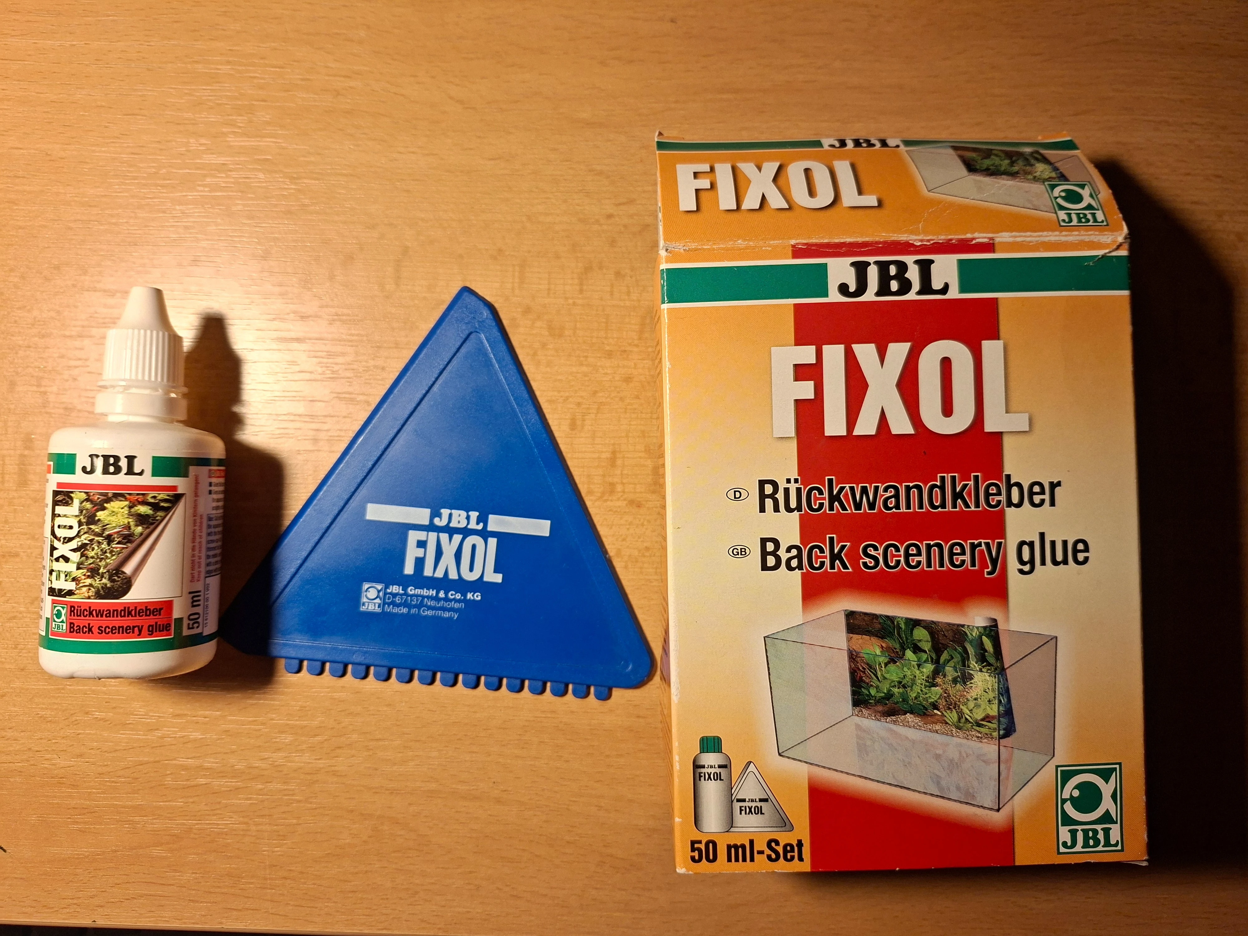 Lepidlo na akvarijní pozadí