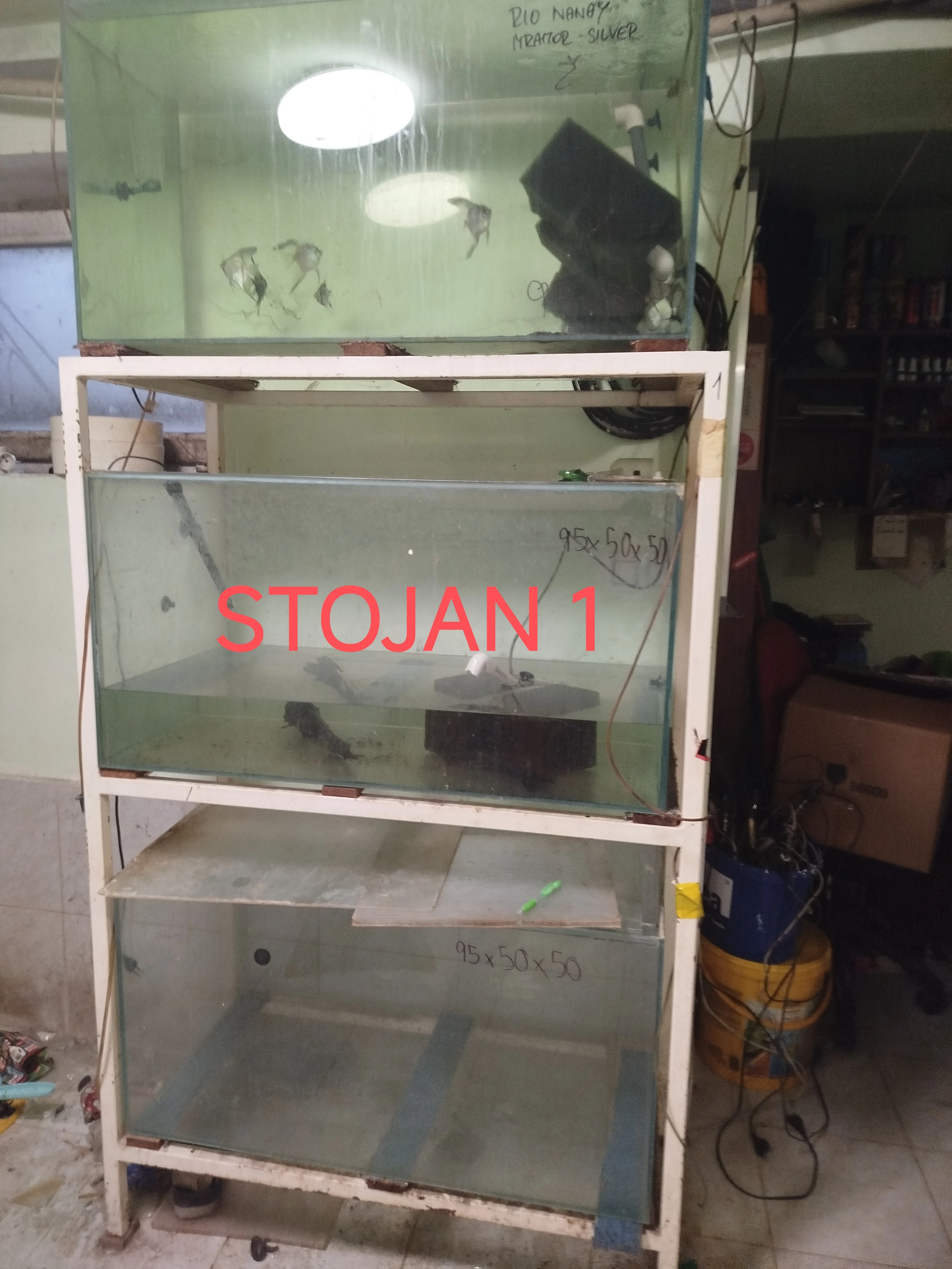 Prodám stojany včetně akvárií