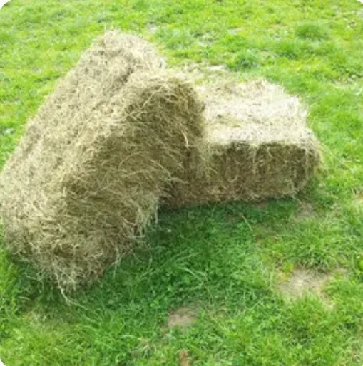 Malé hranaté balíky sena