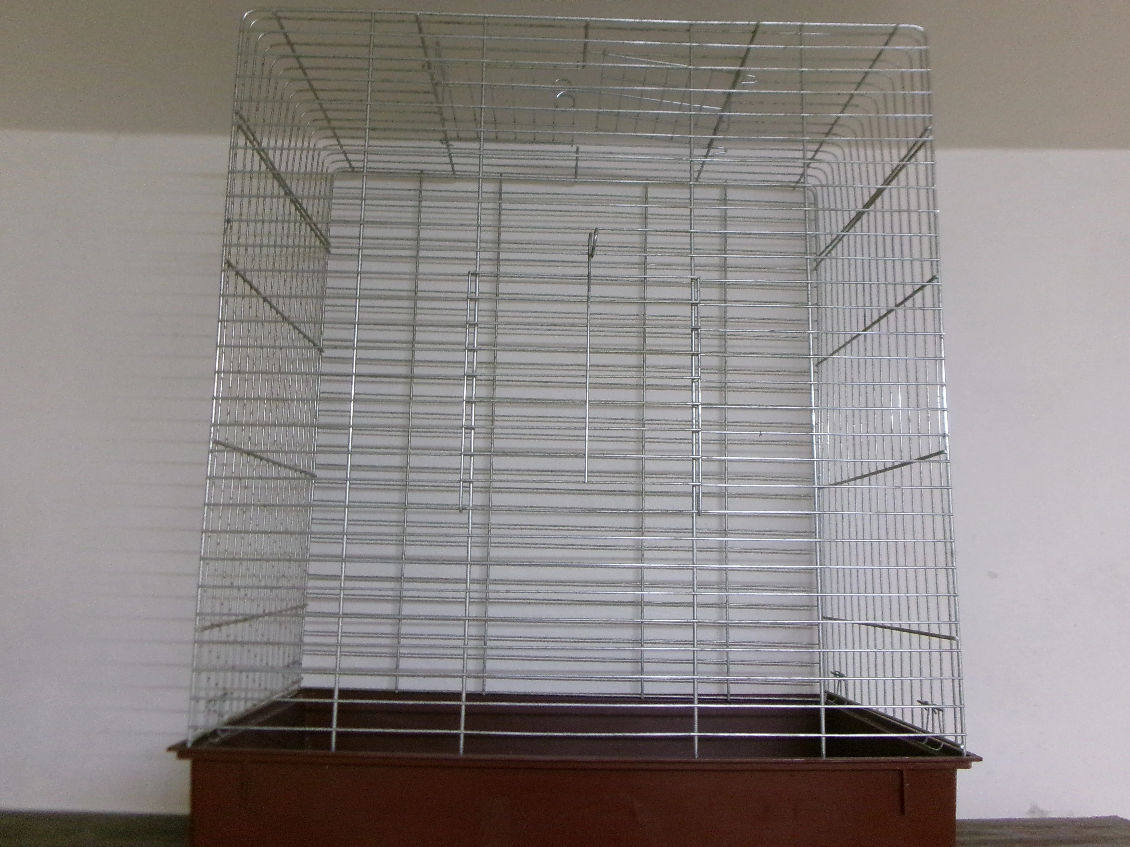 Velká klec pro papoušky nebo drobotinu.