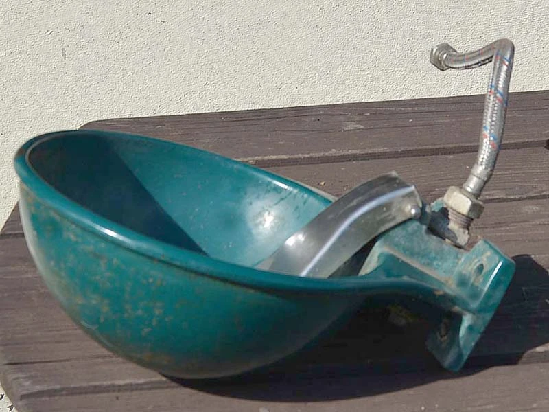 Napáječka pro koně se lžící