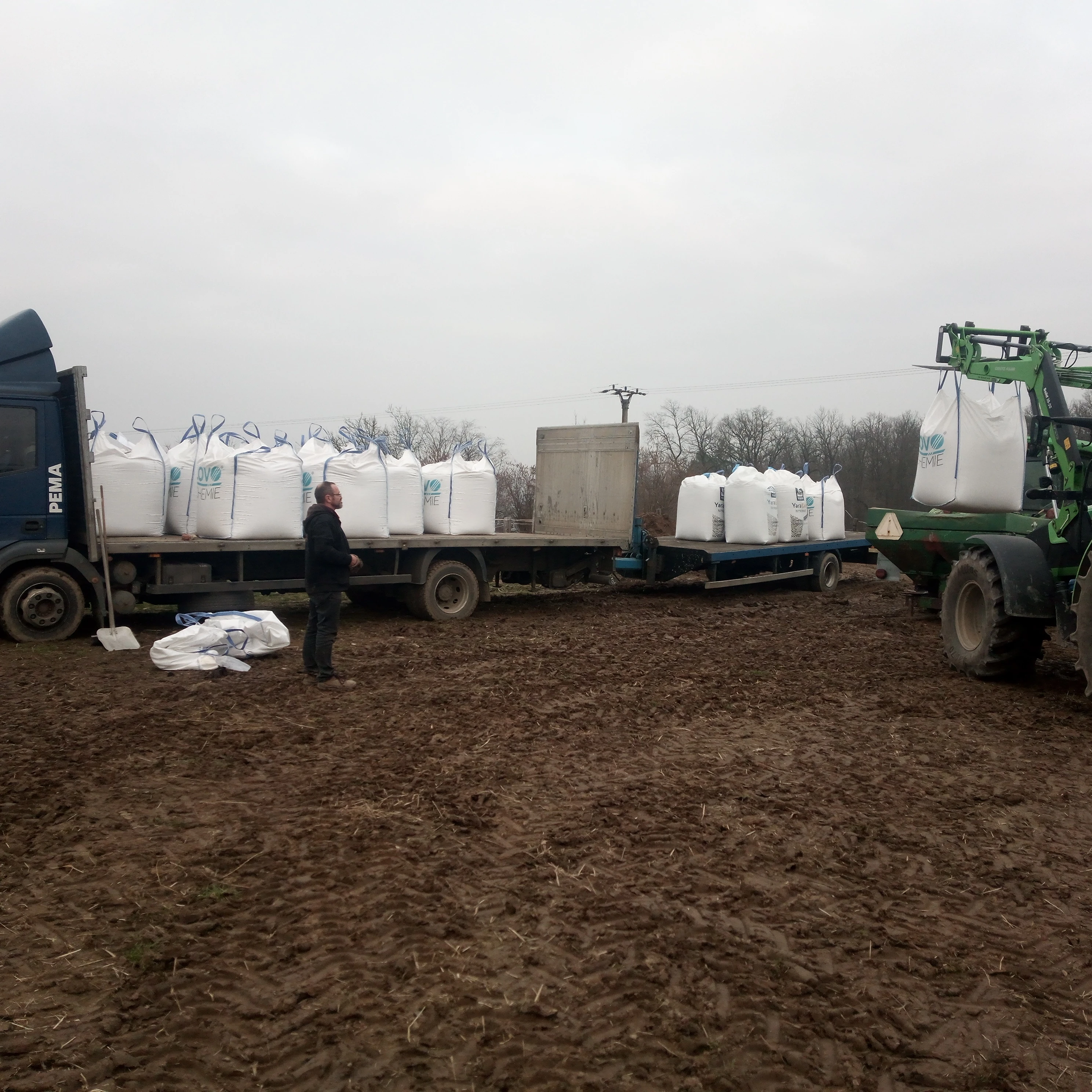 Doprava balíků sena slámy