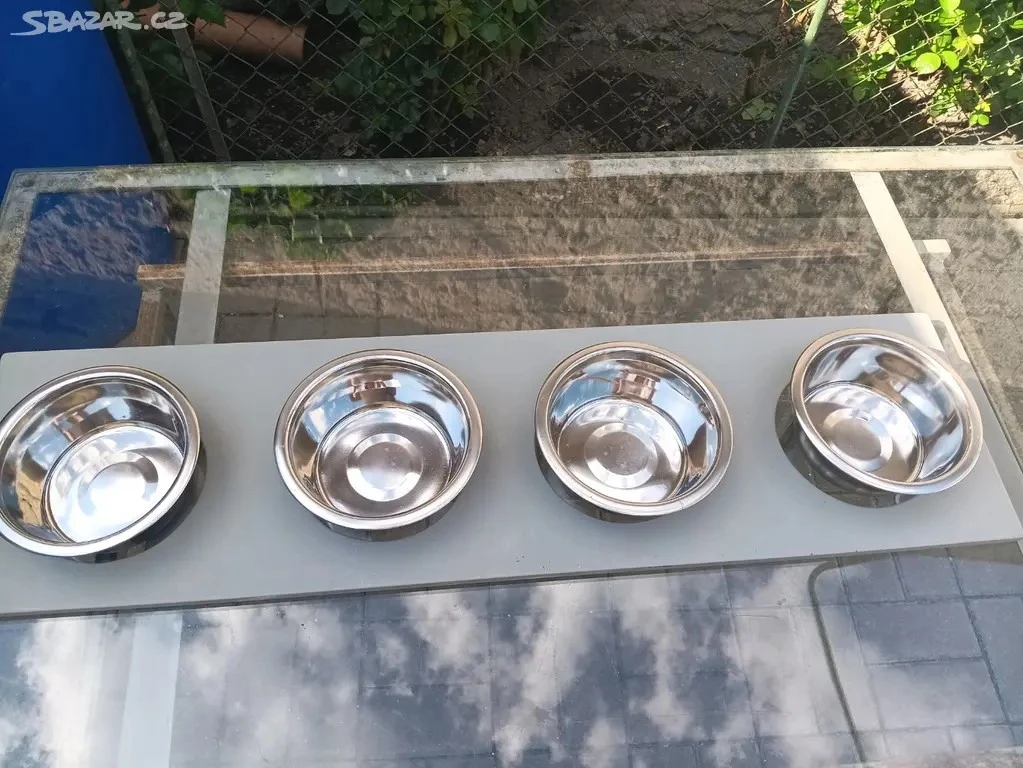 Držáky na misky do voliéry včetně misek