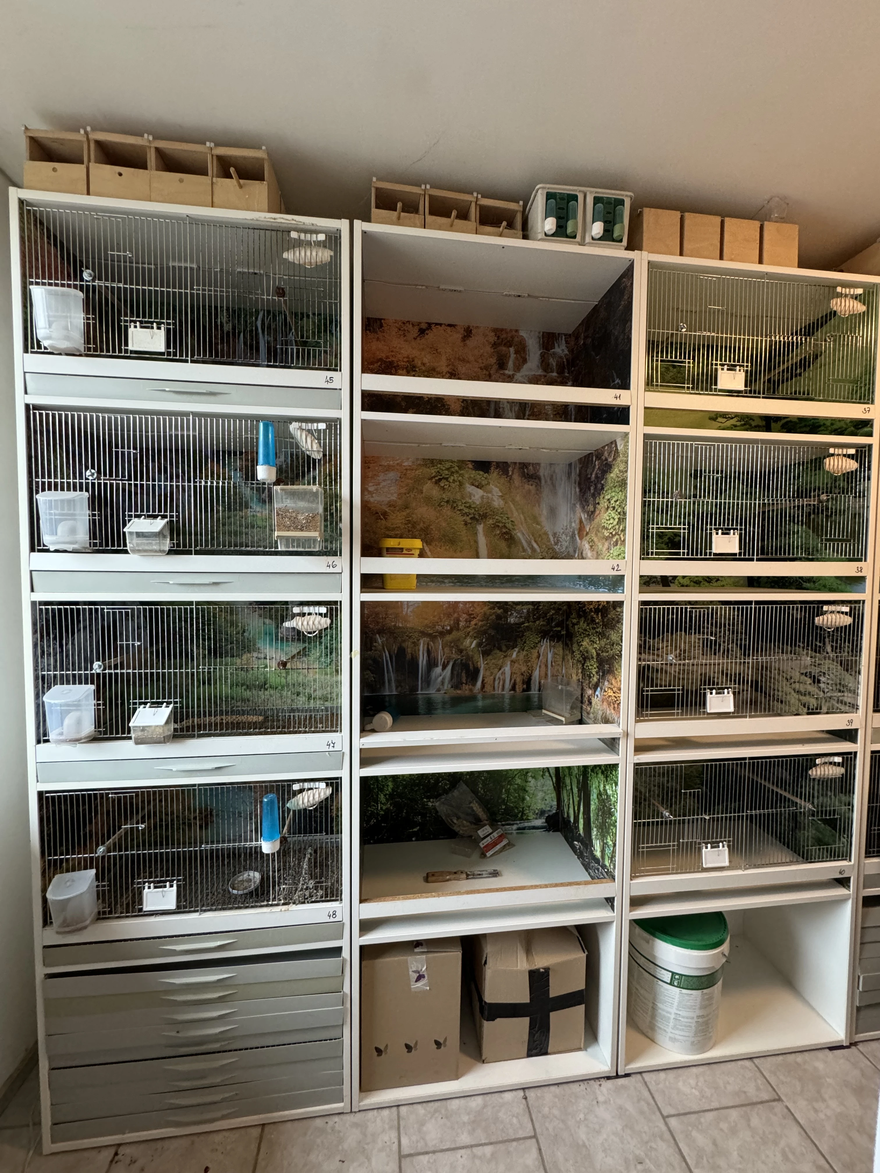 Skříňové klece kompletně vybavené s potiskem