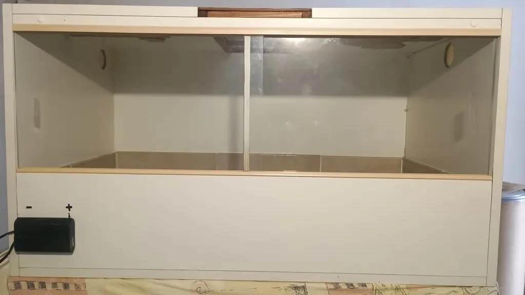 Prodám Terárium š - 90, h - 55, v - 50 cm s vybavením a vytápěním