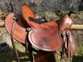 Westernové sedlo pro koně s vyšším kohoutkem