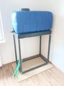 Nádrž na vodu s uzavíracím víkem a vypouštěcím ventilem o objemu 280L