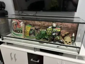 Terárium 120x40x40 s 3D pozadím a vybavením
