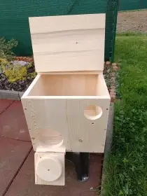 Hnízdní budky pro papoušky – ruční výroba