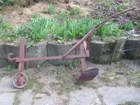 Brána, ostří na pluh, hrobkovač,radlice, závěs, rám na brány