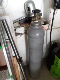 Prodám 20kg tlakovou lahev CO2  plus redukční ventil