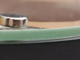 Detail na magnet držící krycí sklo.