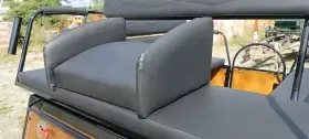 Zvýšené sezení na kozlíku bryčky, koňského povozu