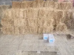 Malé hranaté balíky seno sláma