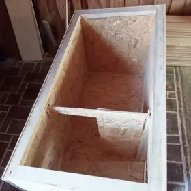 Psí bouda s přepážkou a střešní krytinou