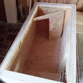 Psí bouda s přepážkou a střešní krytinou