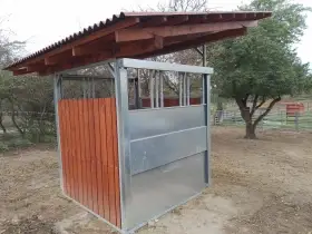 Zavřené automatické příkrmiště