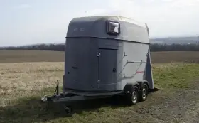 Přívěs pro přepravu koní