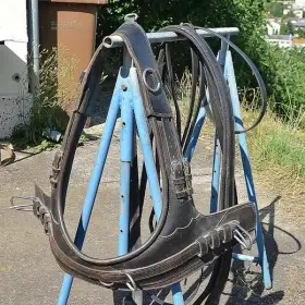 Lehký kožený chomout na koně s dlouhými řemeny - nepoužívaný