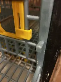 Tato zarážka na 4,místech stojanu chybí