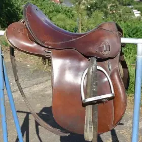 Jezdecké sedlo bok
