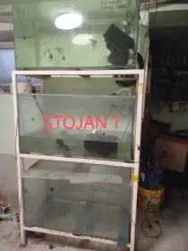 Prodám stojany včetně akvárií
