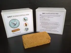Grit , minerální doplňkové krmivo pro holuby , exoty a drůbež