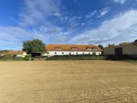 Boxové ustájení – plný servis pro rekreační jezdce  Lštěň