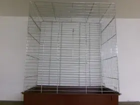 Velká klec pro papoušky nebo drobotinu.